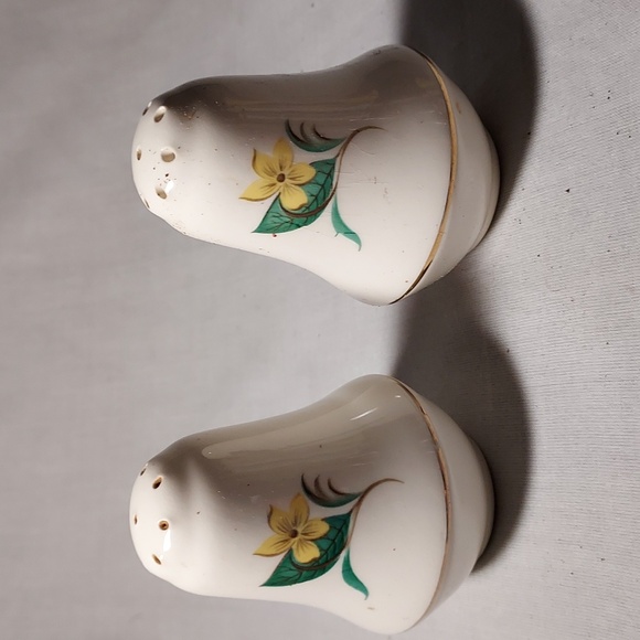 Vintage Salt and Pepper Sets Flower Design Gold Bottom Trim - Picture 6 of 8